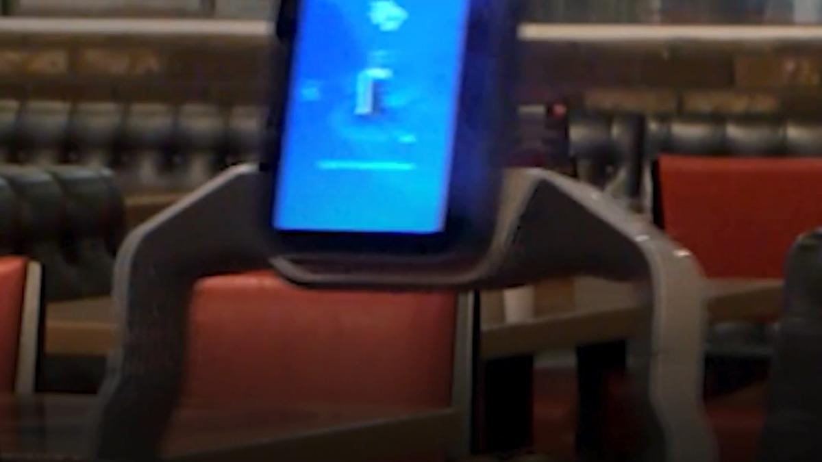 restaurantul unui cazino pastreaza robotii angajati dupa pandemie sunt prea eficienti ca sa renuntam la ei