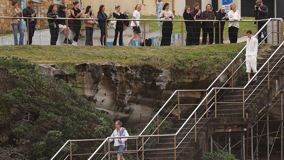 un barbat echipat pentru o baie in mare a nimerit fara sa vrea in mijlocul unei prezentari de moda