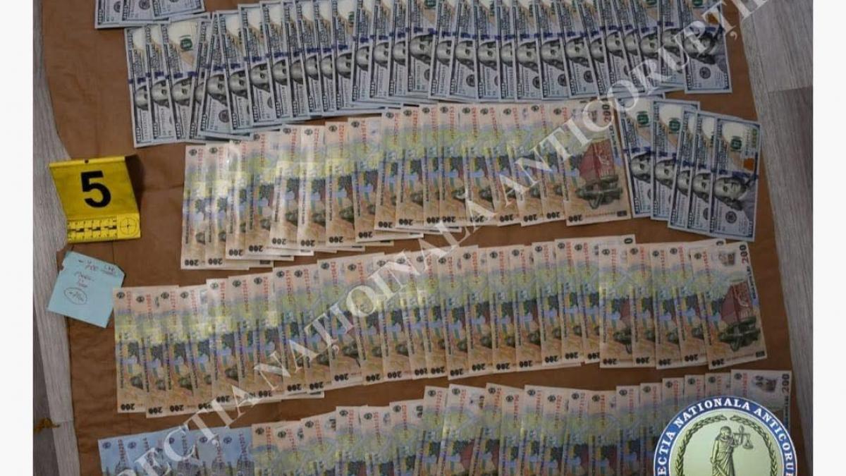 vamesi din constanta luau mita pentru containere intrate in port spaga era data in pachete de tigari si impartita cu alti inspectori