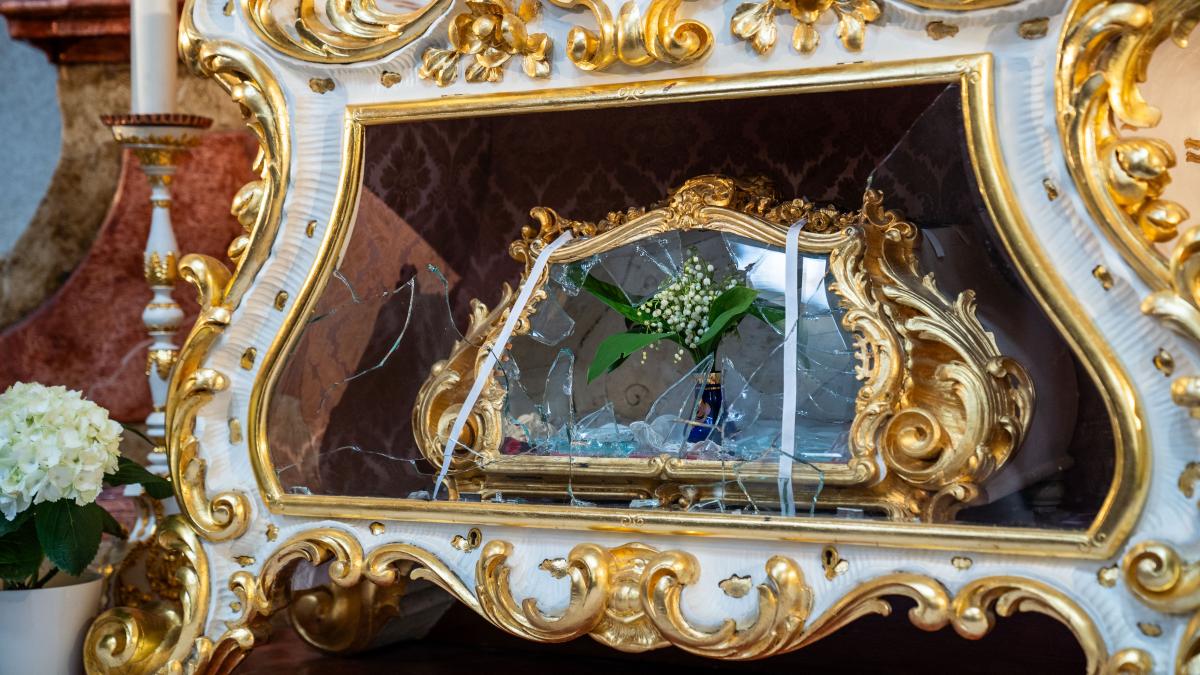 craniul vechi de 800 de ani al sfintei zdislava furat din biserica a fost gasit de politia ceha invelit in beton ce planuia hotul