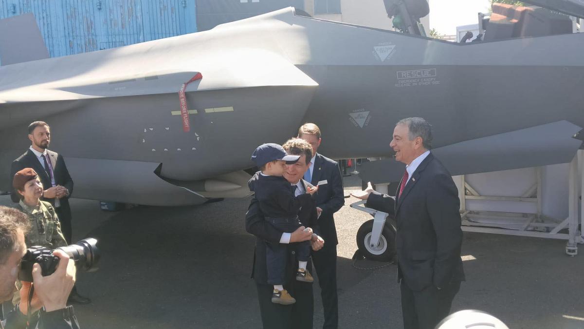 nicusor dan a venit cu baiatul lui la expozitia internationala de tehnologii militare bsda 2026 imagini cu presedintele intr un f 35
