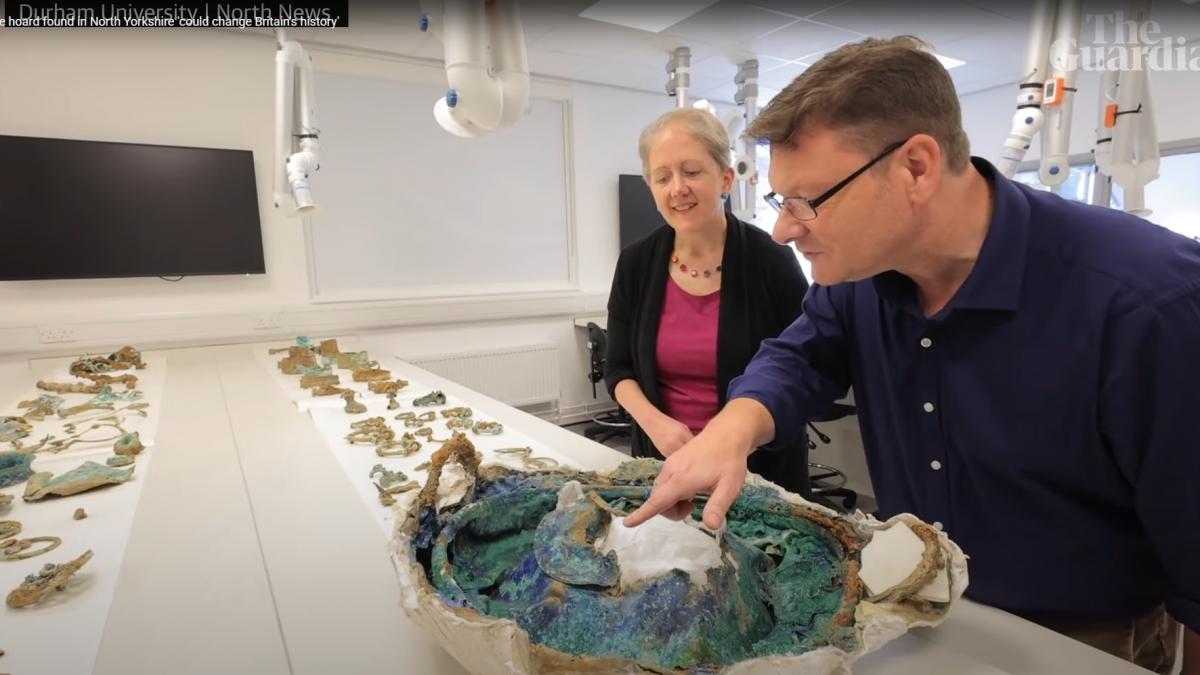 obiecte magice dintr un tezaur din epoca fierului descoperit in marea britanie au fost expuse pentru prima oara