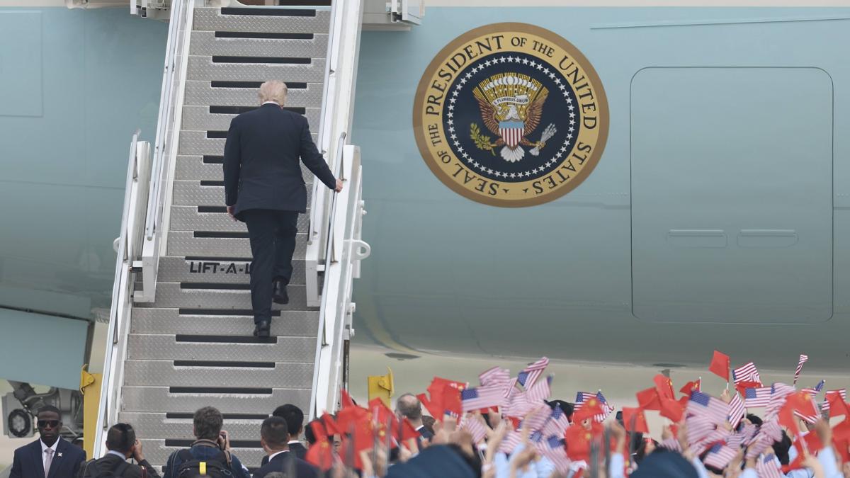 delegatia presedintelui donald trump a aruncat la gunoi toate cadourile primite in china inainte de imbarcarea in air force one