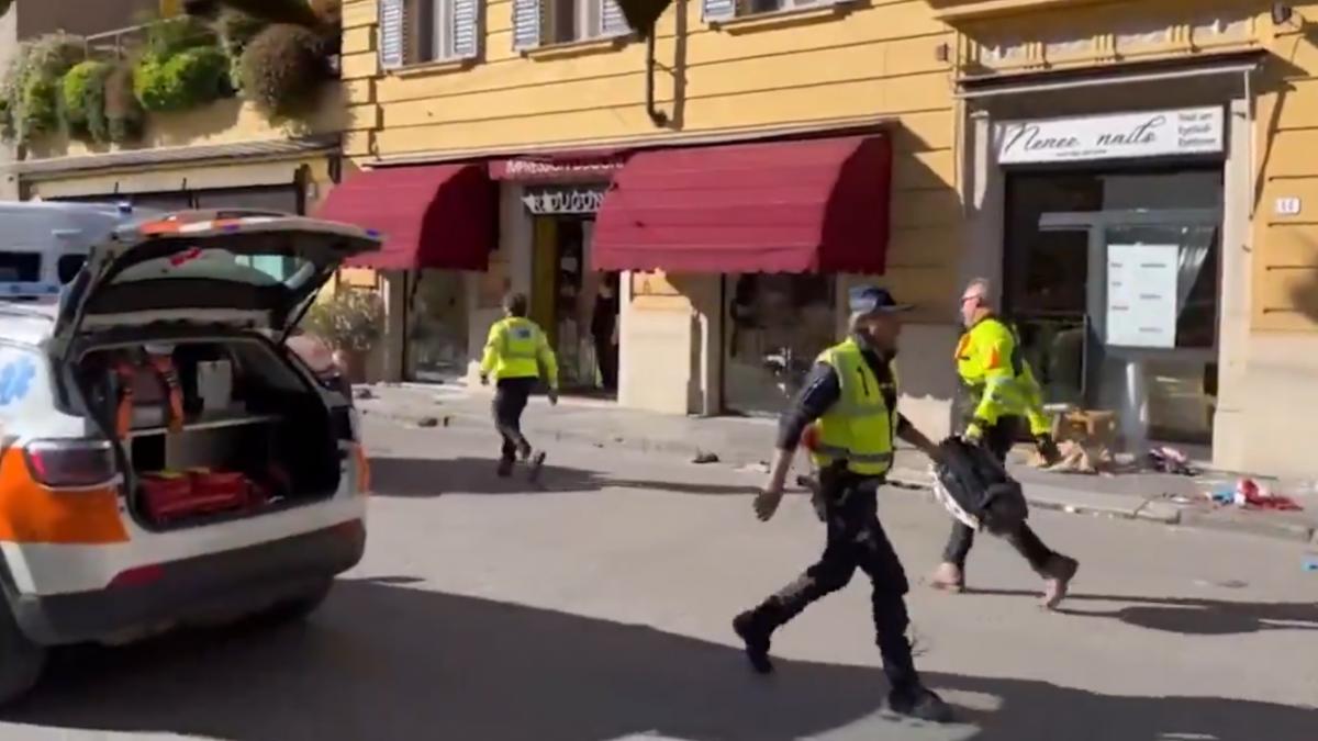 un barbat a intrat cu masina in multime in centrul orasului modena dupa a iesit din masina si a injunghiat un trecator