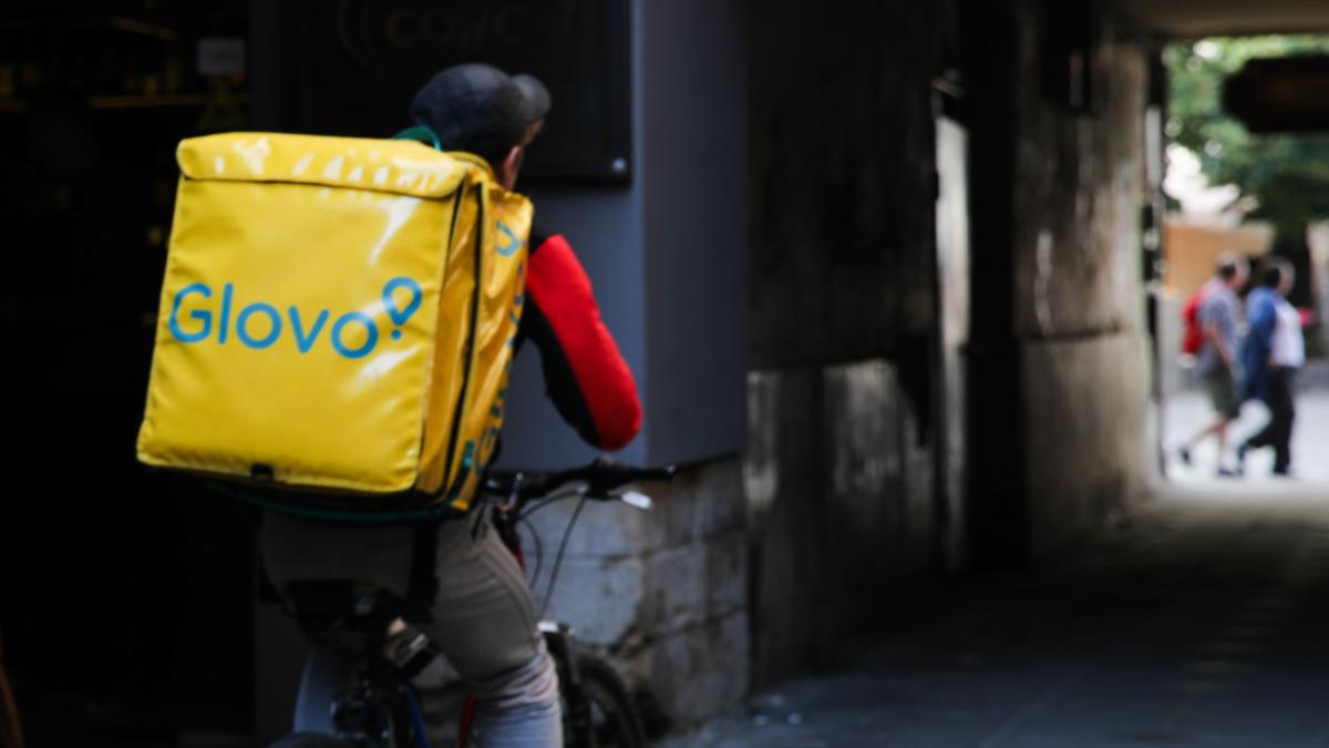 Livrator glove pe o bicicletă