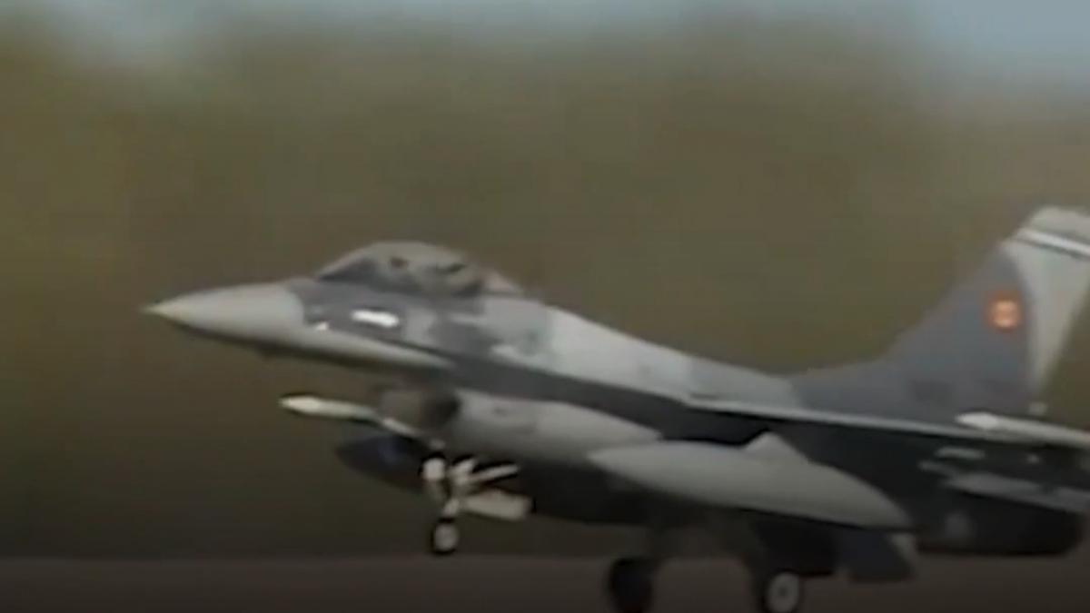 bianca tanara care piloteaza avioanele supersonice ale armatei romane