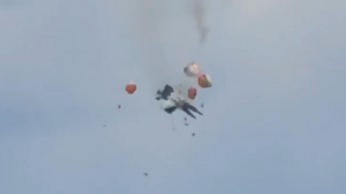 momentul in care doua avioane de vanatoare s au ciocnit in zbor la un show aviatic in idaho
