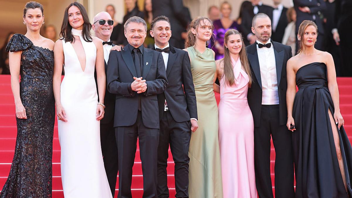 poza in care apar, de la stânga la dreapta: Lisa Loven Kongsli, Renate Reinsve, Markus Tønseth, Cristian Mungiu, Jonathan Ciprian Breazu, Henrikke Lund Olsen, Vanessa Ceban, Sebastian Stan şi Lisa Carlehed. Sursa foto:
