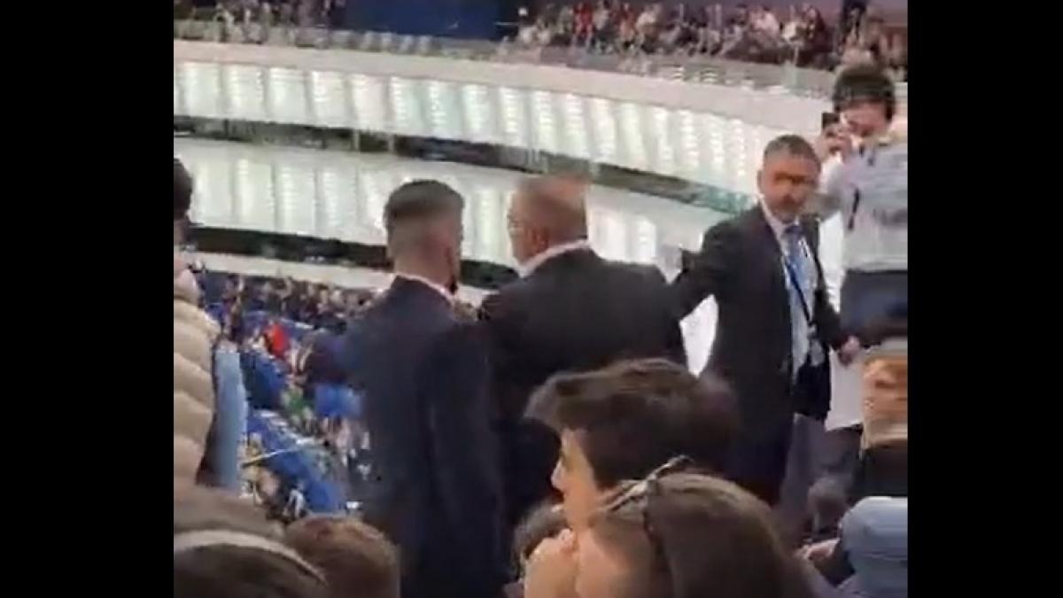 cristian rizea a fost dat afara din plenul pe dupa ce a inceput sa tipe in timpul discursului maiei sandu