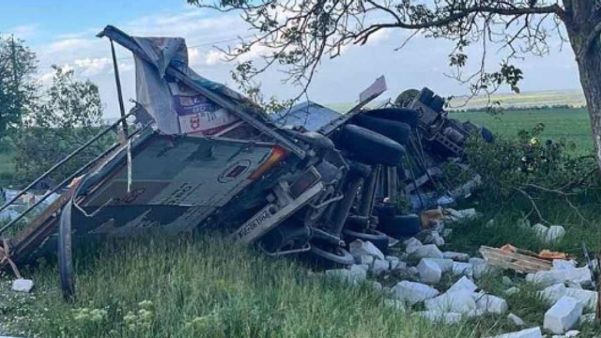 doi romani s au rasturnat cu tir ul in republica moldova si au murit camionul s a facut bucati