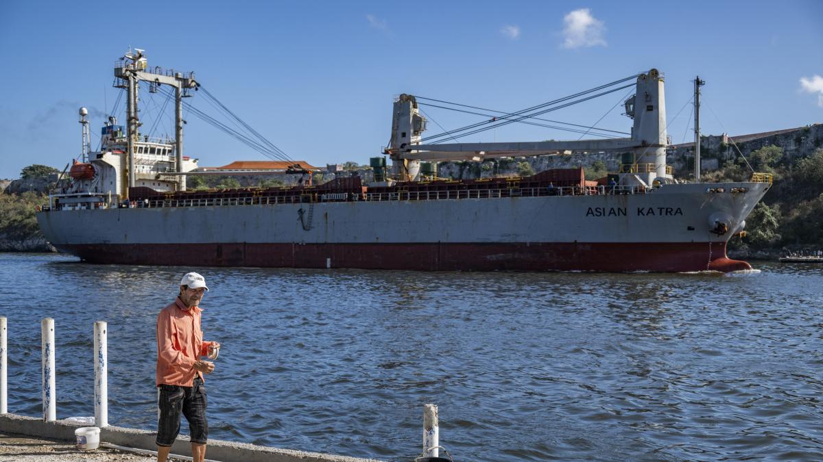 o nava cu ajutoare umanitare din mexic si uruguay a ajuns in havana vaporul a adus in cuba mancare