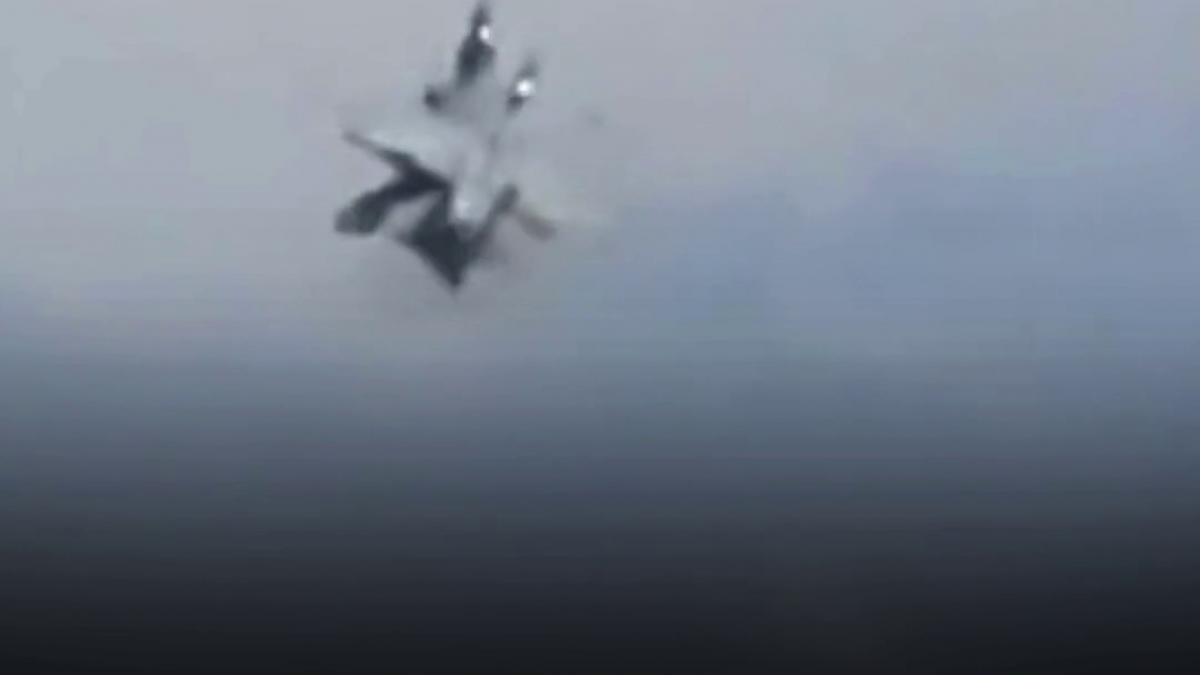 doua avioane militare s au ciocnit in timpul unui show aerian echipajele s au catapultat