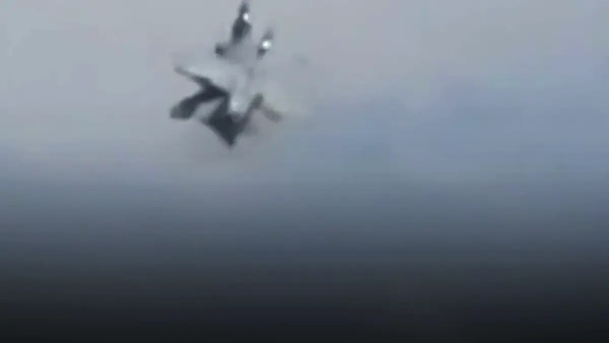 doua avioane militare s au ciocnit in timpul unui show aerian echipajele s au catapultat