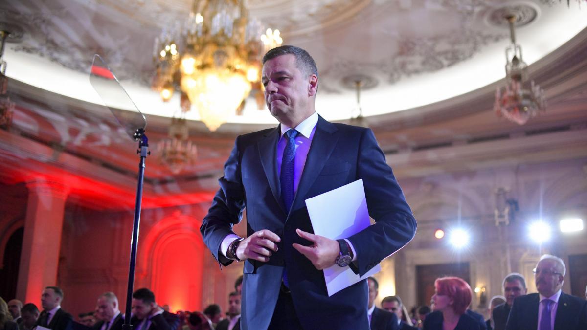 politician roman incheindu si sacoul pe scena