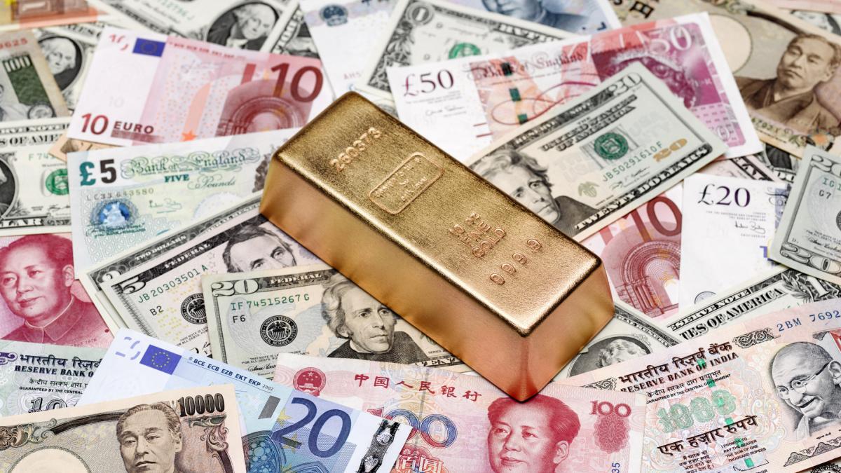 lingou de aur si bancnote