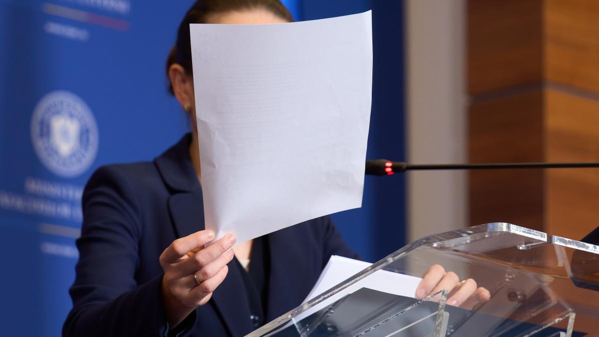 Oana Toiu cu o foaie