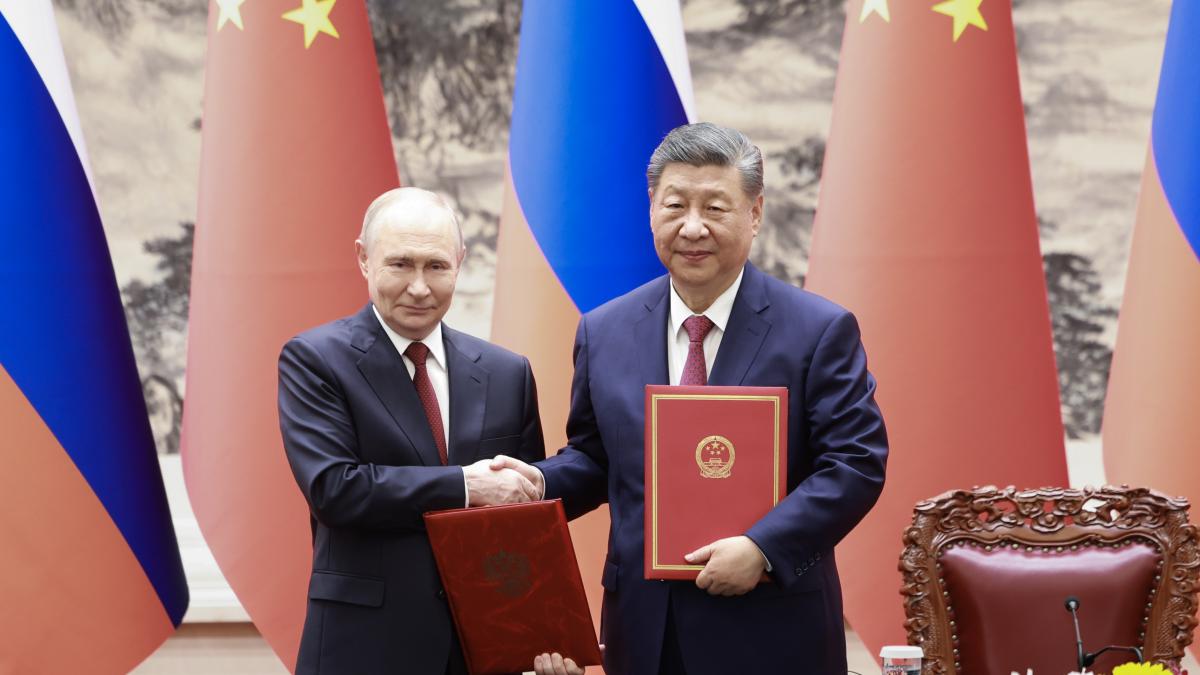 Xi Jinping și Vladimir Putin își strâng mâinile