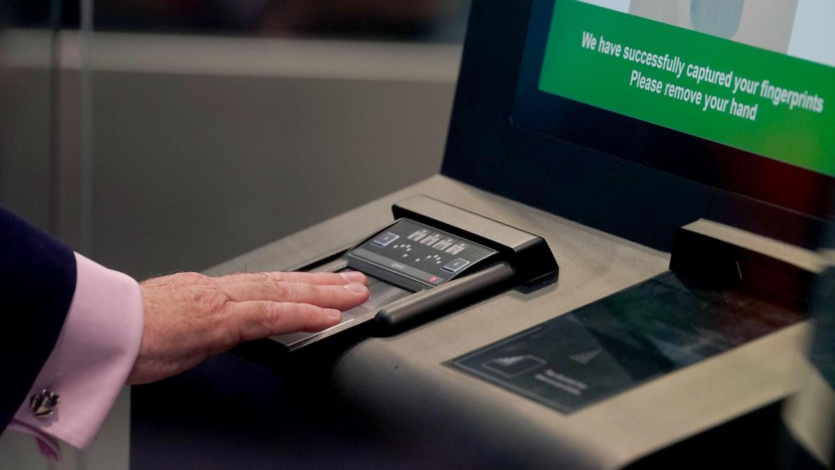 guvernul portugaliei este nemultumit de sistemul ees din aeroporturi si ameninta ca il va suspenda
