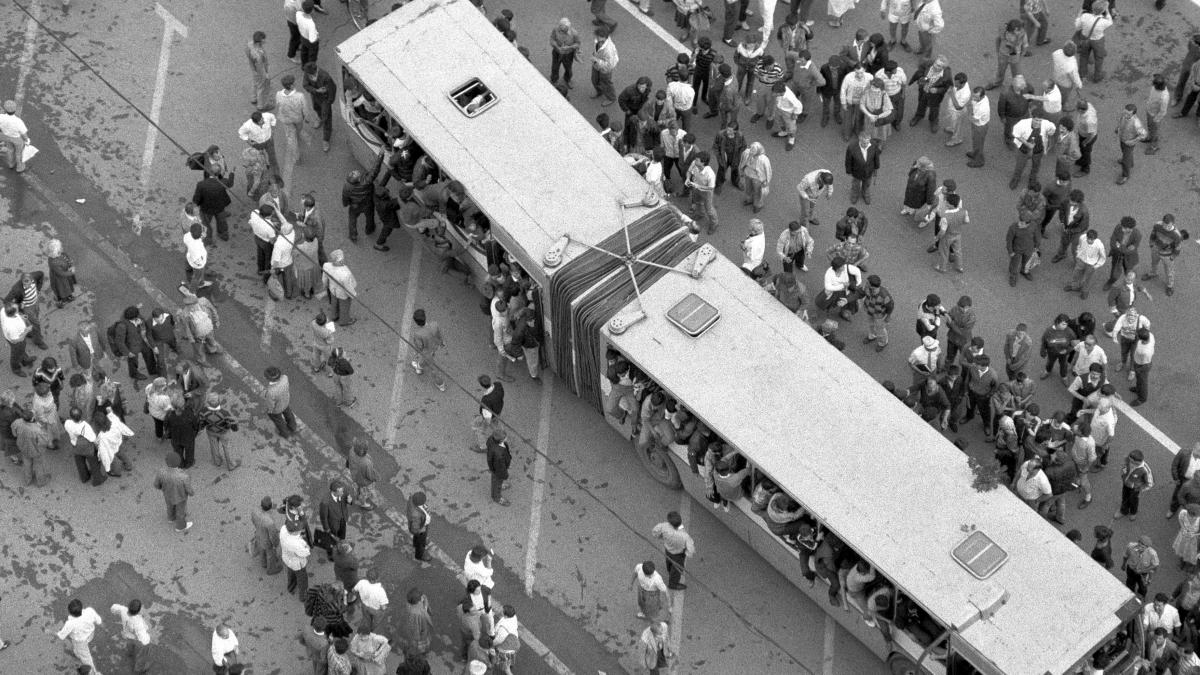 mae declasifica dosarele din primii ani de dupa revolutia din 89 printre acestea mineriadele si vizita regelui mihai din 1992