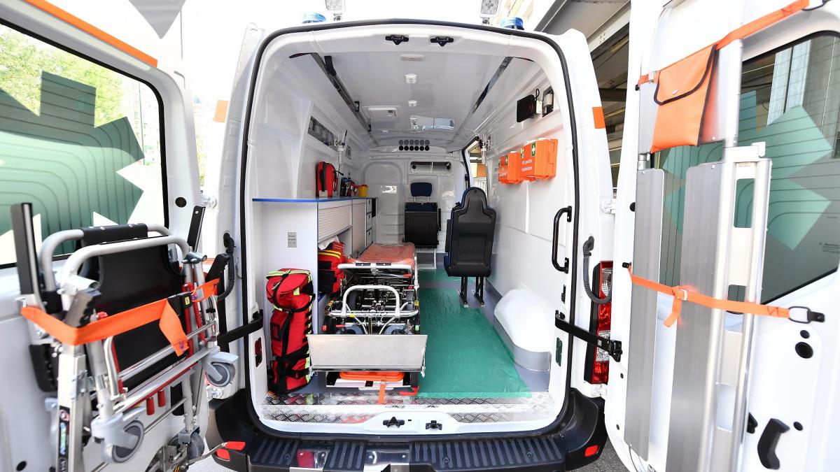 poza in care apare o ambulanţă de tip B2 - agerpres_18290249