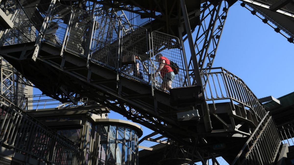 un segment din scara originala a turnului eiffel a fost vandut la licitatie cu peste 450 000 de euro