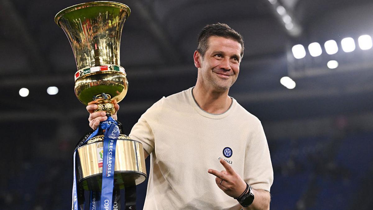 cristi chivu a fost desemnat cel mai bun antrenor din serie a dupa ce a devenit campion cu inter