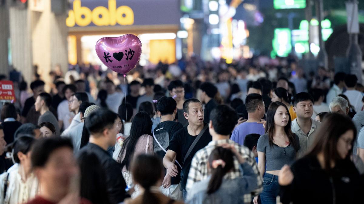 decizie istorica in china se schimba sistemul hukou care imparte populatia in doua categorii distincte