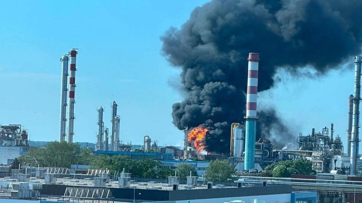 explozie la o fabrica mol din ungaria premierul peter magyar a anuntat un mort si mai multi raniti