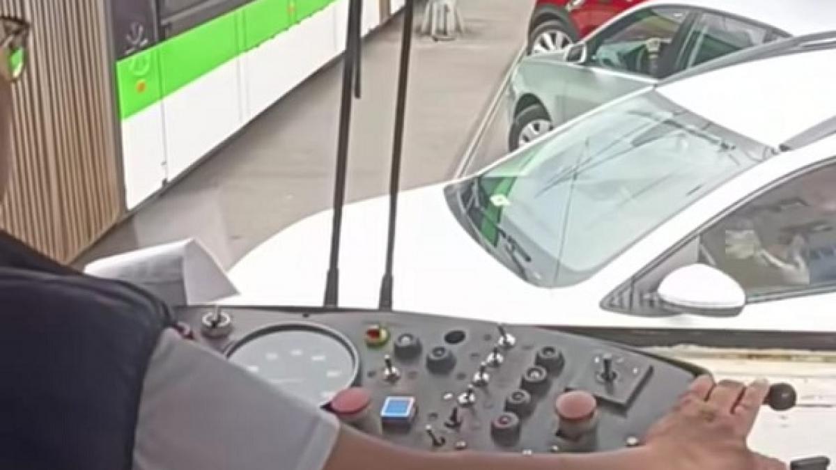 o femeie exasperata de traficul din bucuresti a coborat din tramvai si a dirijat traficul hai dati inapoi