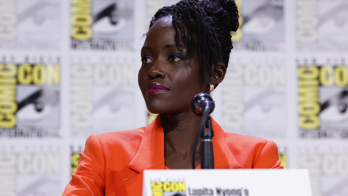 o insulta la adresa poporului grec val de critici dupa ce lupita nyong o a fost distribuita in rolul elenei din troia in odiseea
