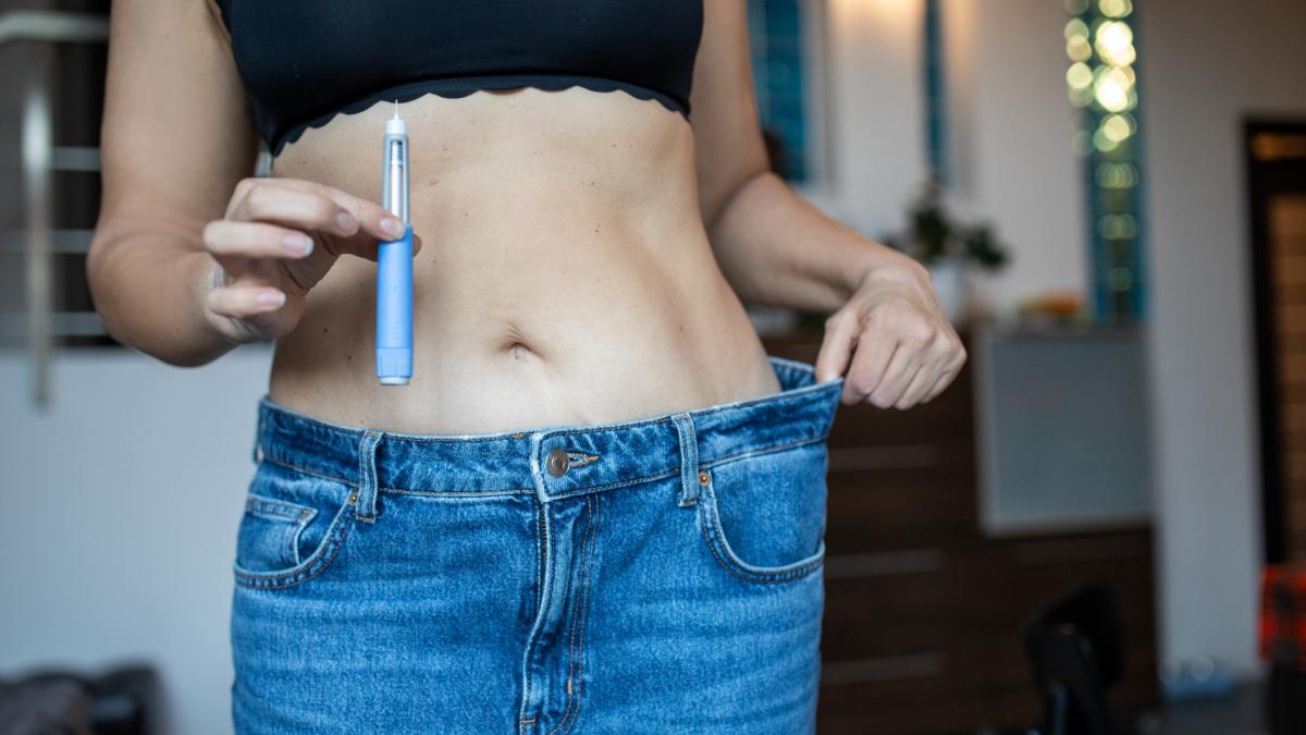 o femeie care are in mana o injectie impotriva obezitatii