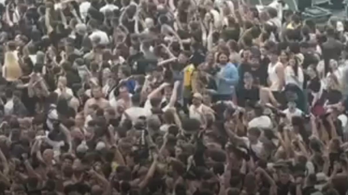 concertul care a alertat autoritatile din bucuresti a inceput zeci de mii de fani din peste 50 de tari se afla pe arena nationala