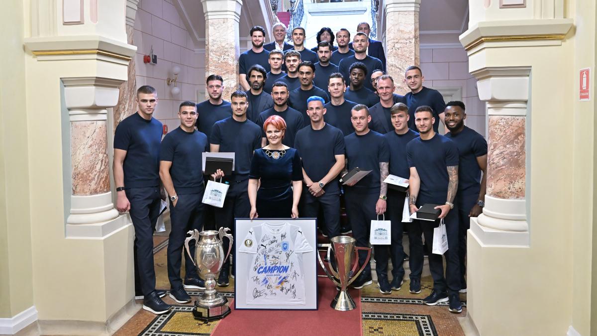 jucatorii si antrenorii de la universitatea craiova au devenit cetateni de onoare dupa ce echipa a castigat superliga si cupa romaniei