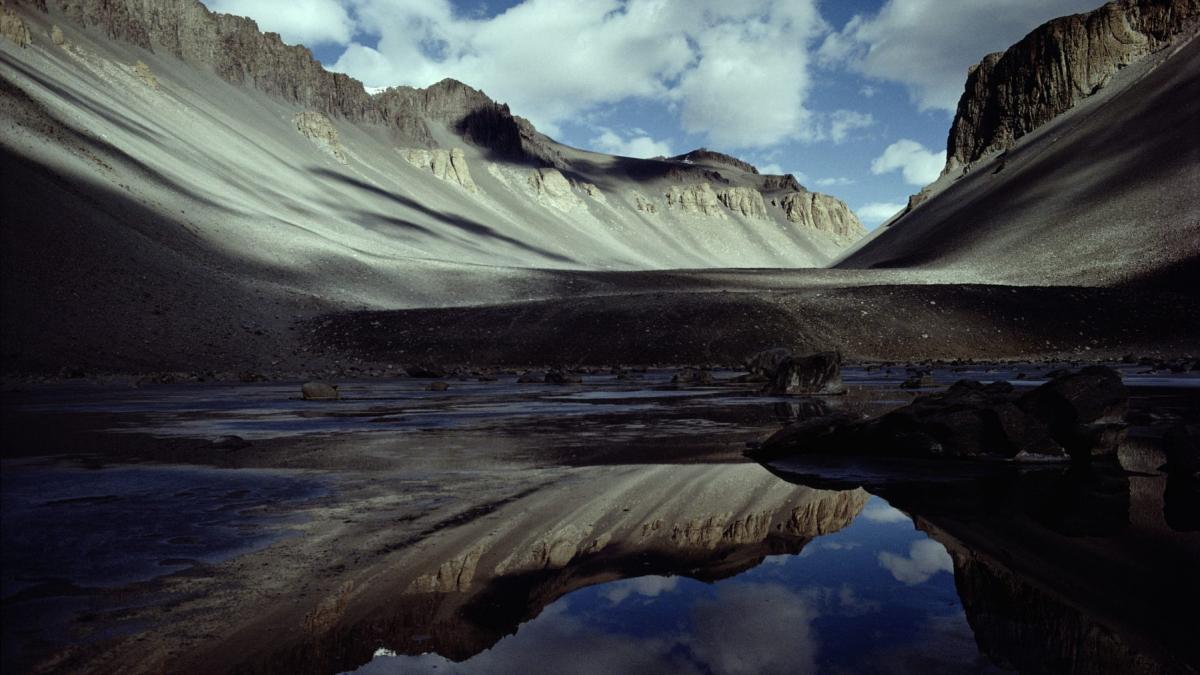 lacul misterios din antarctica care nu ingheata niciodata nici macar la 50 de grade celsius are consistenta unui sirop