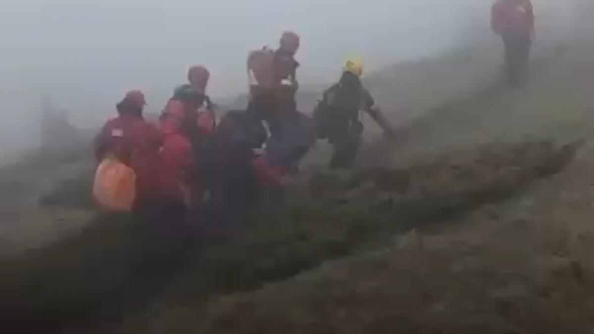 mai multi participanti la ultramaratonul transylvania 100 au cazut in rapa zeci de salvamontisti intervin in bucegi