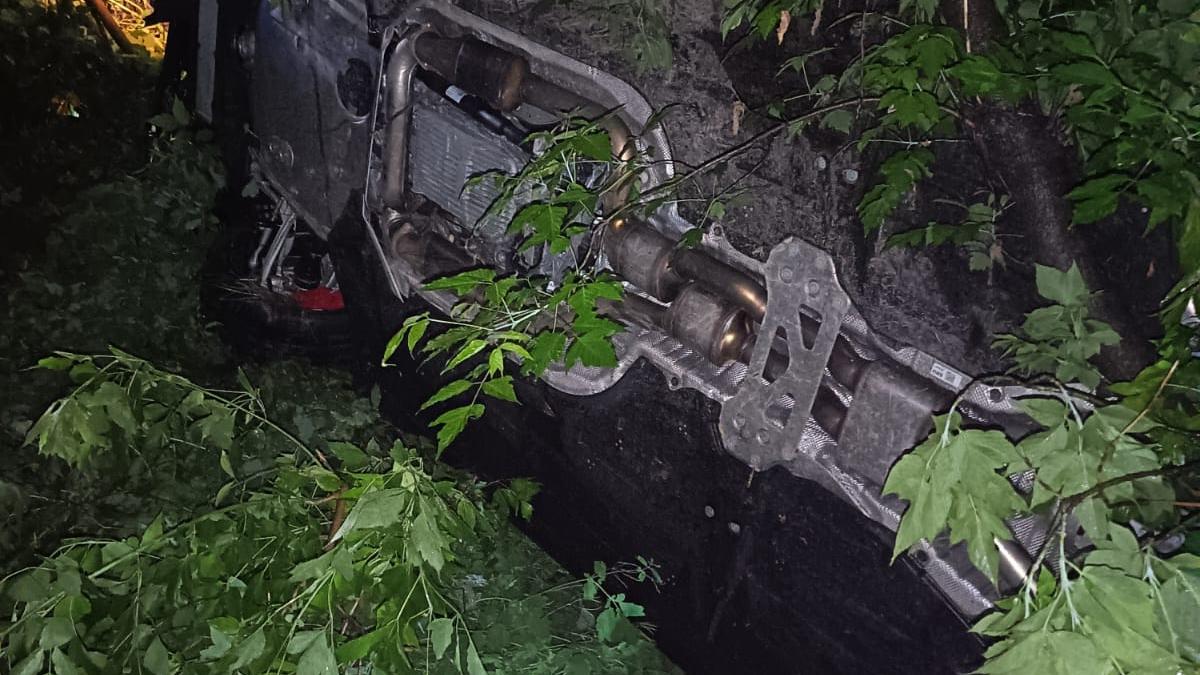 o masina condusa de un sofer de 20 de ani in care se aflau doi copii minori a cazut intr o rapa de 15 metri in galati