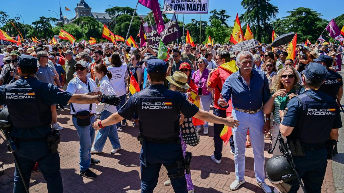 protest urias la madrid manifestantii au incercat sa intre in resedinta premierului sanchez zeci de mii de oameni ii cer demisia