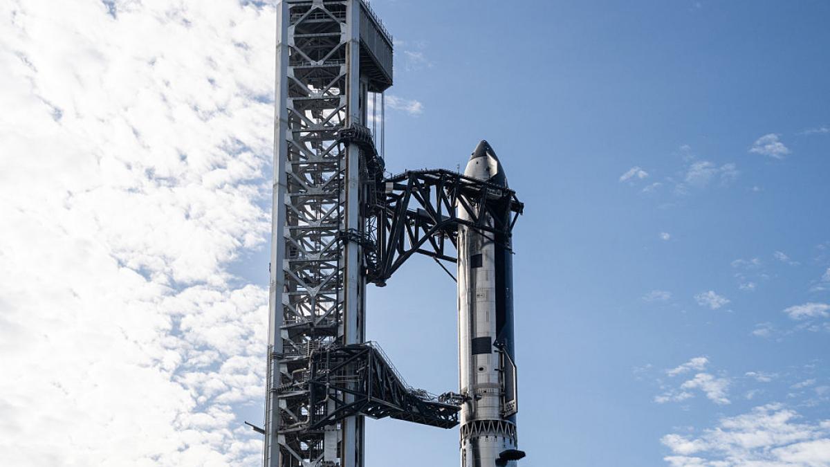 spacex vrea sa puna un miliardar la conducerea primului zbor cu echipaj uman spre marte