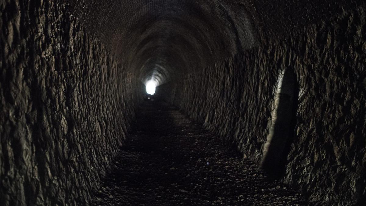 un tunel subteran urias a fost descoperit intamplator langa ierusalim arheologii nu ii pot explica originea