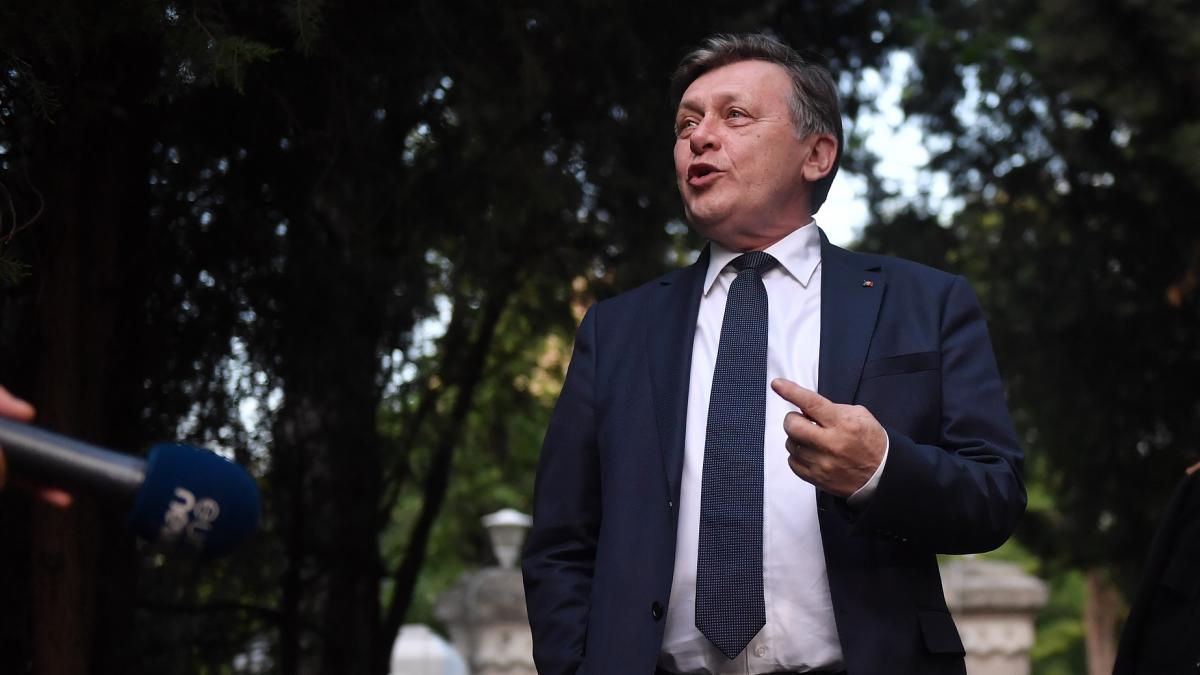 poza in care apare Crin Antonescu, fostul președinte al PNL