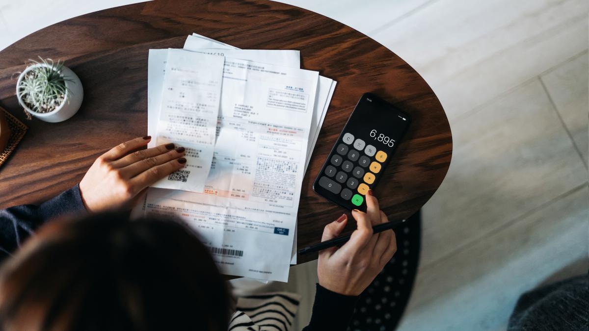 facturi si calculator pe telefon