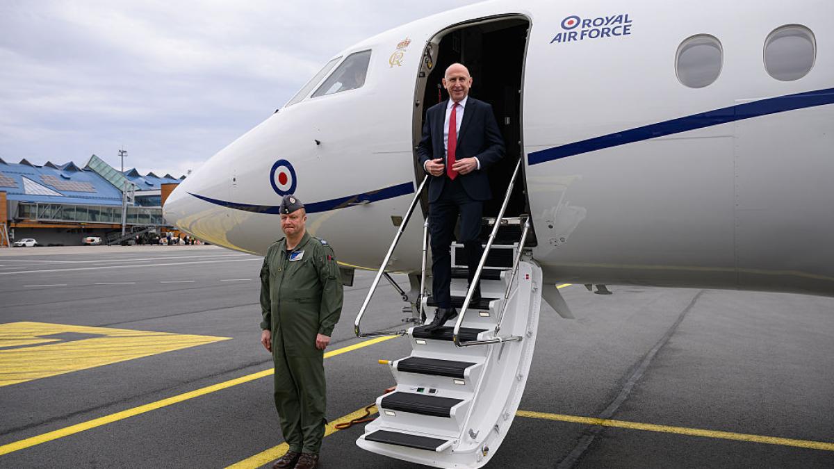 rusii au bruiat semnalul gps al avionului ministrului britanic al apararii