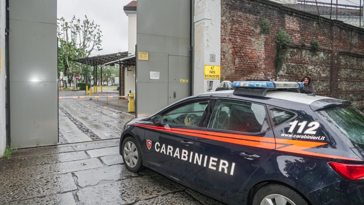 video un roman din italia a smuls un stalp de pe strada si a plecat cu el in spate