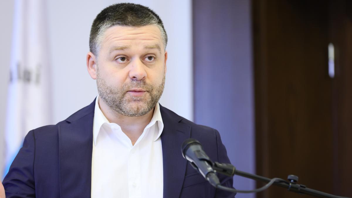 politician la pupitru primarul bucurestiului