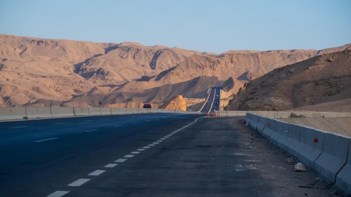 imagine cu o sosea in desertul estic al egiptului