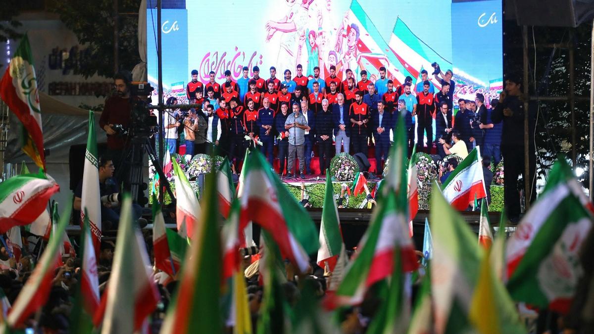 fotbalistii din iran o sa faca naveta la meciurile de la cupa mondiala 2026 din mexic pentru ca trump nu i lasa sa doarma in sua