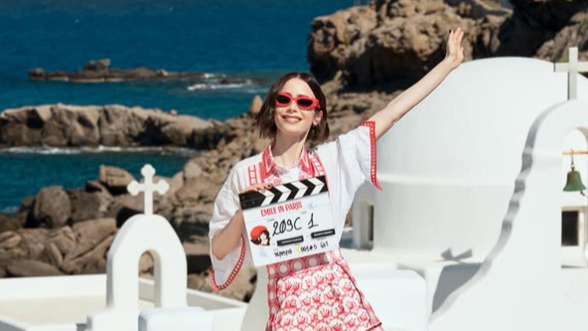 Lily Collins la filmarile din Grecia pentru ultimul sezon Emily in Paris