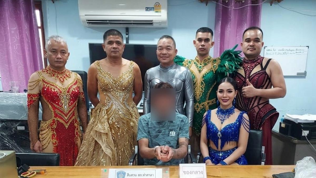 niste politisti thailandezi s au deghizat in dansatoare atragatoare ca sa poata sa se apropie de un infractor si sa l aresteze