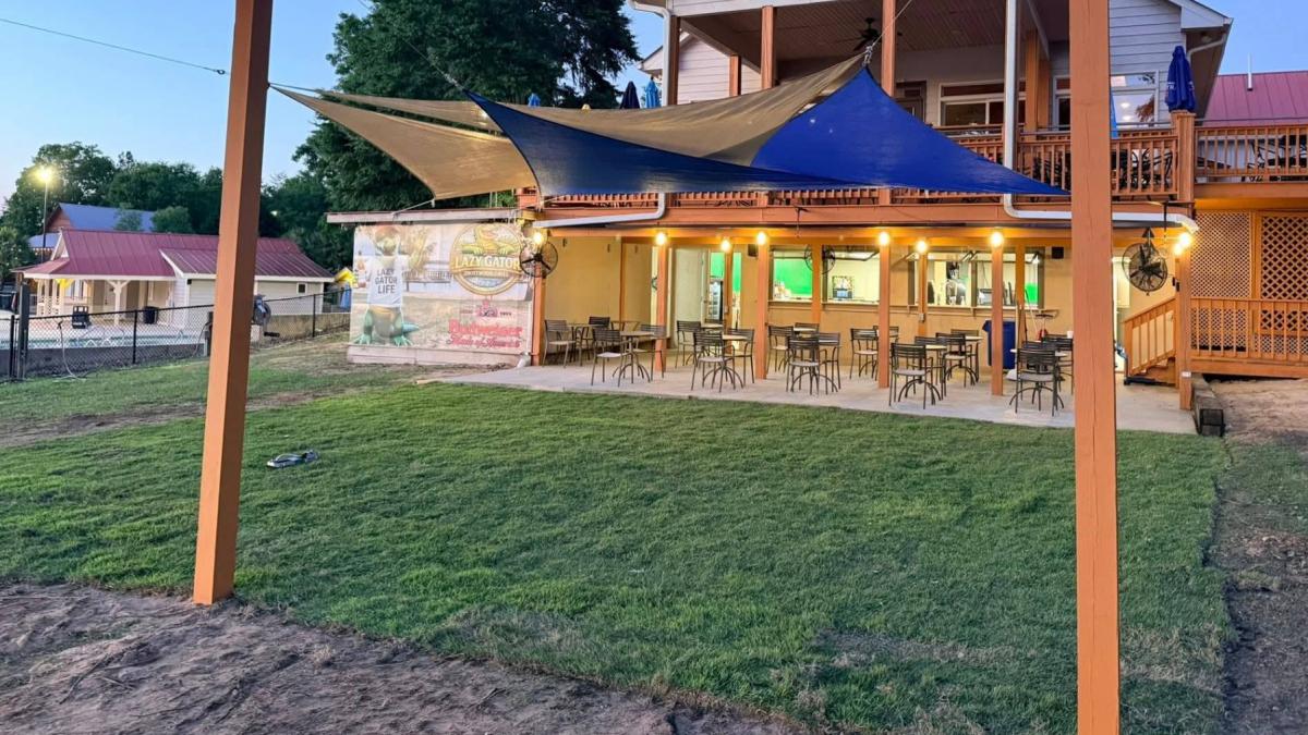 o femeie a murit pe loc dupa ce a fost lovita de o umbrela de soare in timp ce lua masa cu sotul ei pe terasa unui restaurant din sua