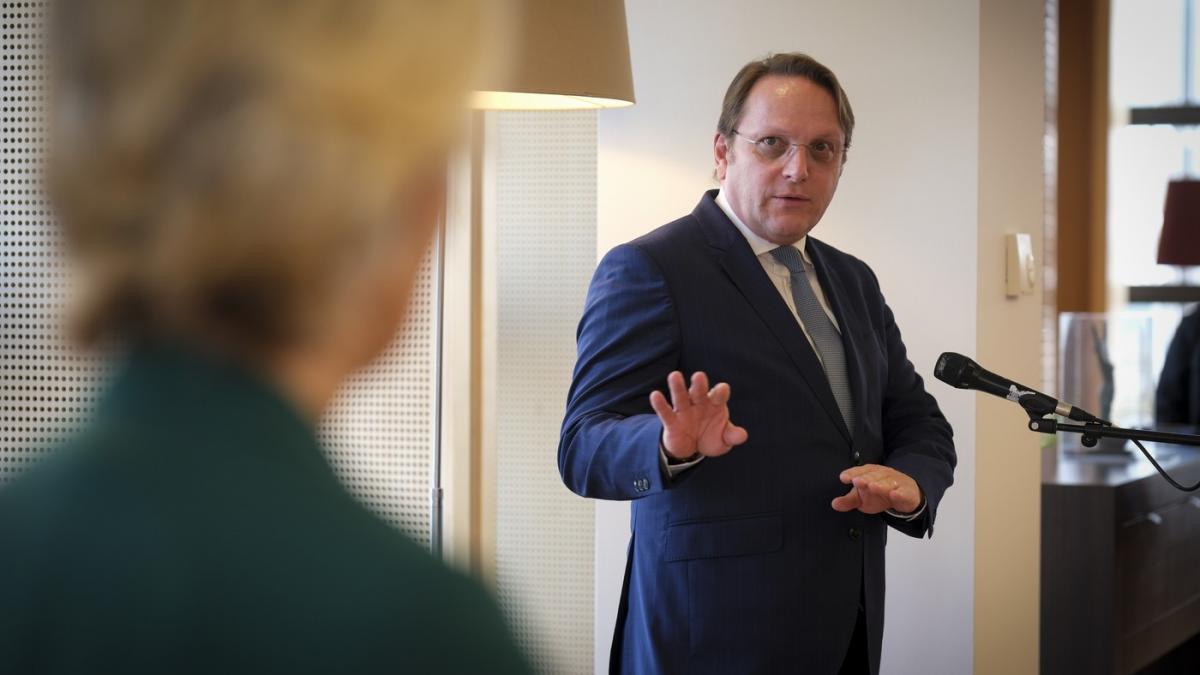 ca melcul spre strasbourg comisarii europeni sunt enervati ca trebuie sa mearga cu masinile electrice cel din ungaria a luat duba